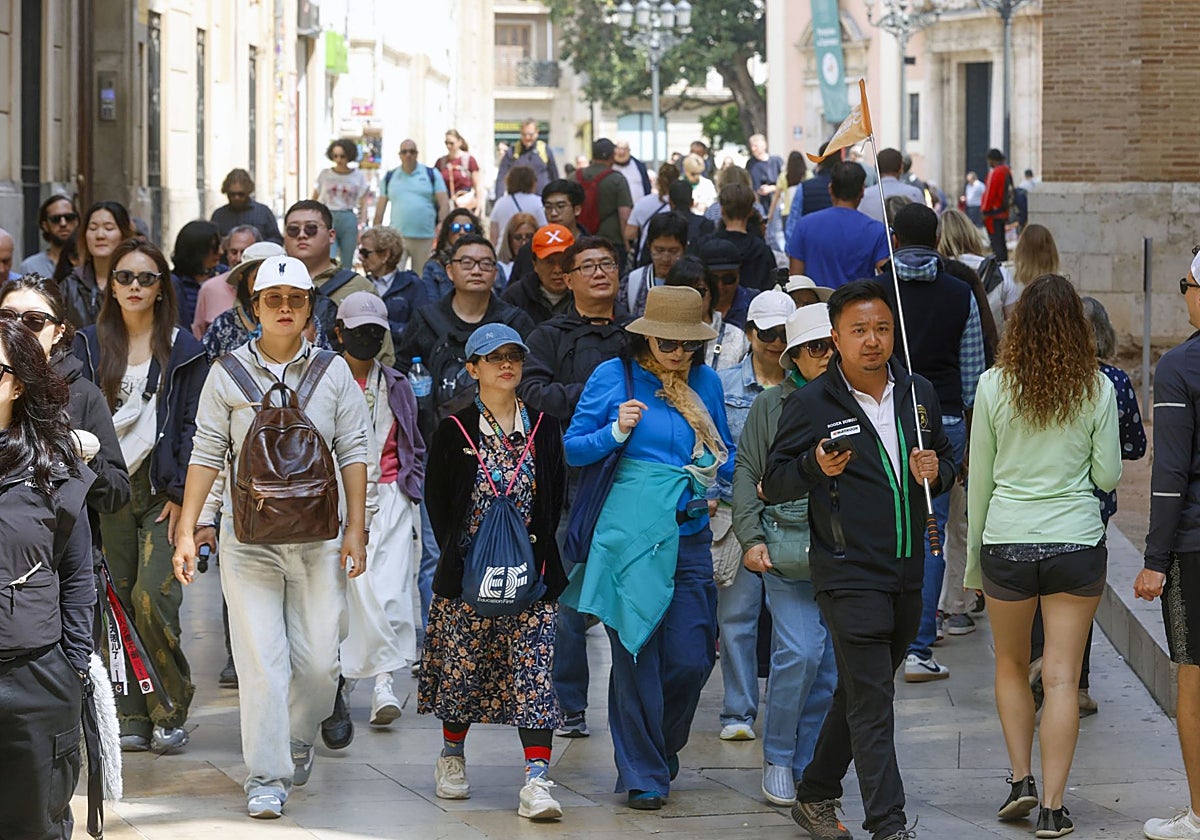 Turistas asiáticas recorren las calles del centro de Valencia.