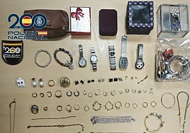 Las joyas que recuperó la Policía tras detener al ladrón.