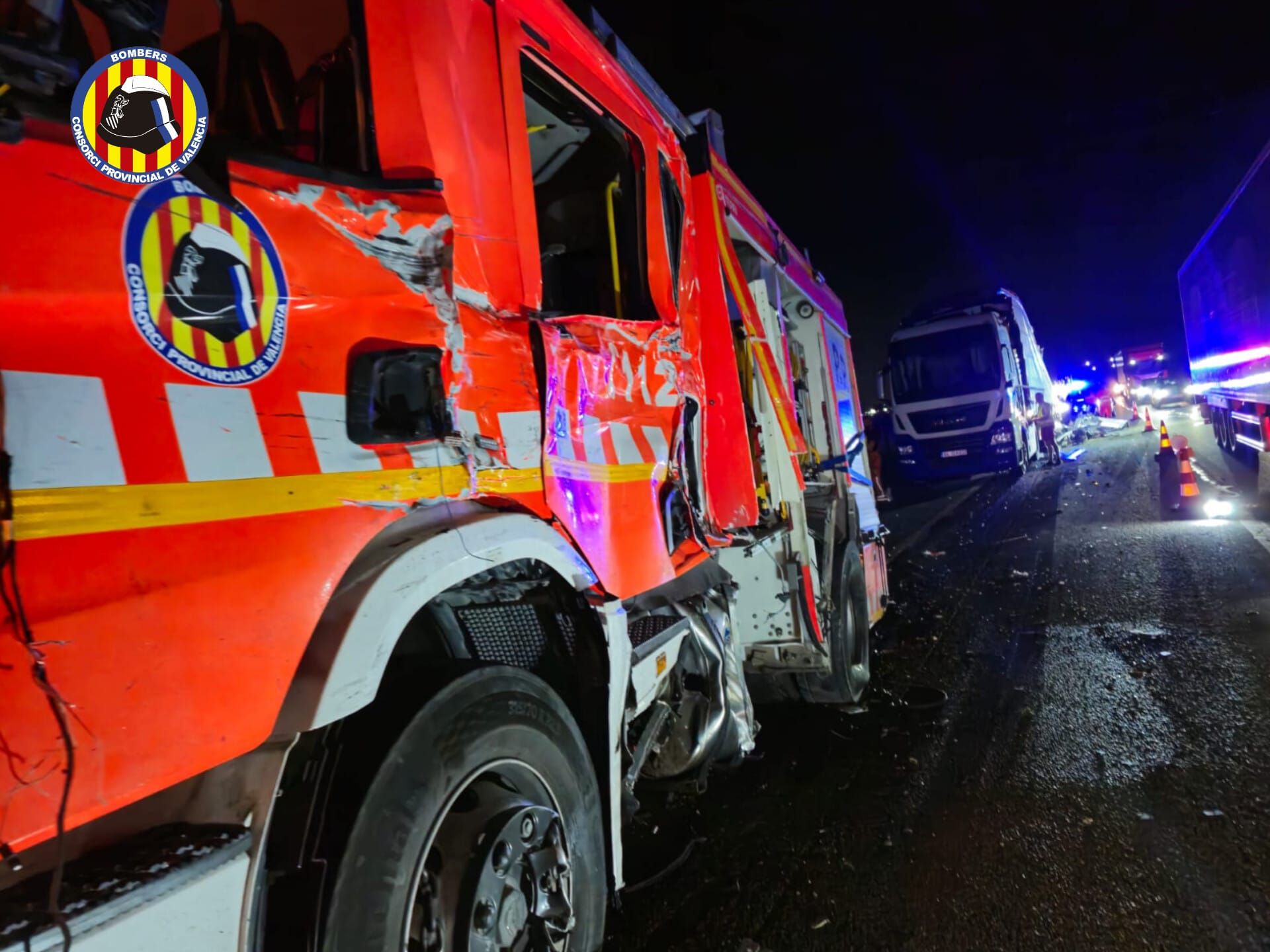 FOTOS | Accidente en la A-7 en Sagunto entre tres camiones, uno de ellos de bomberos