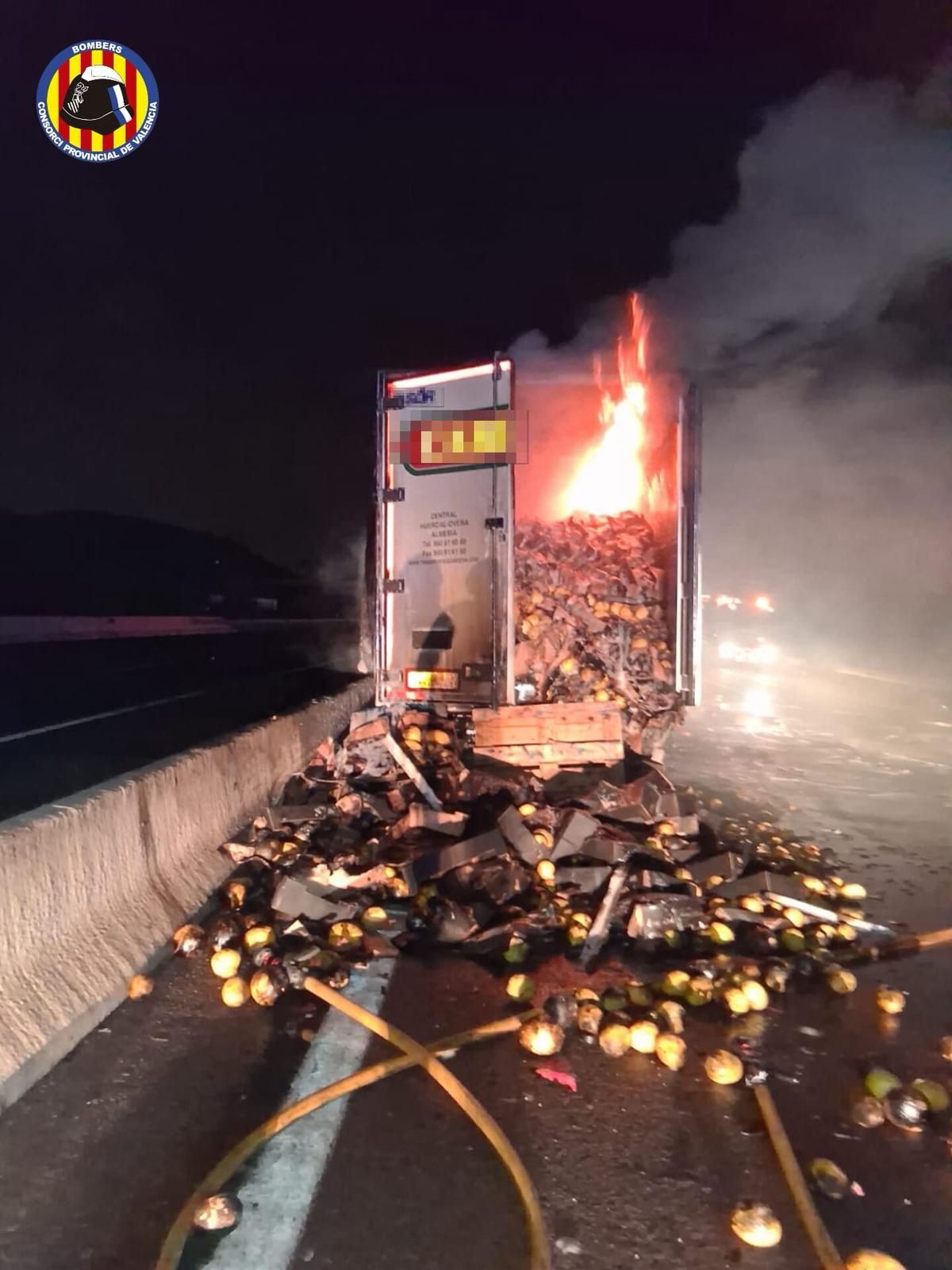 FOTOS | Accidente en la A-7 en Sagunto entre tres camiones, uno de ellos de bomberos