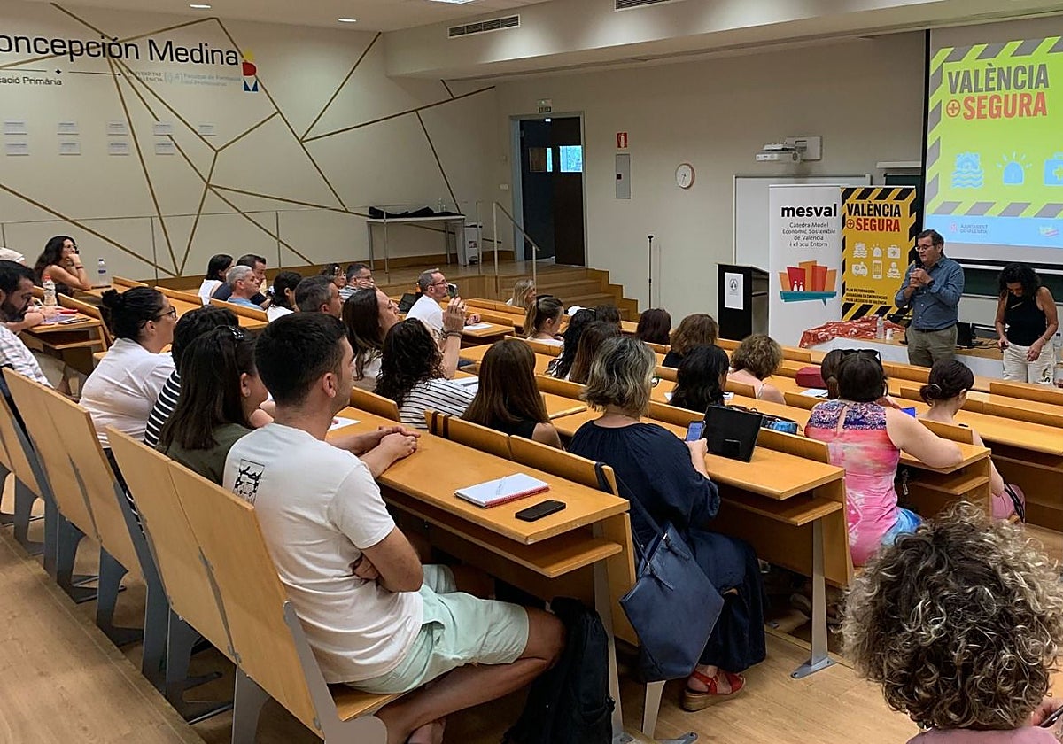 Charla de formación del Plan Valencia + Segura que se impartió antes del verano.