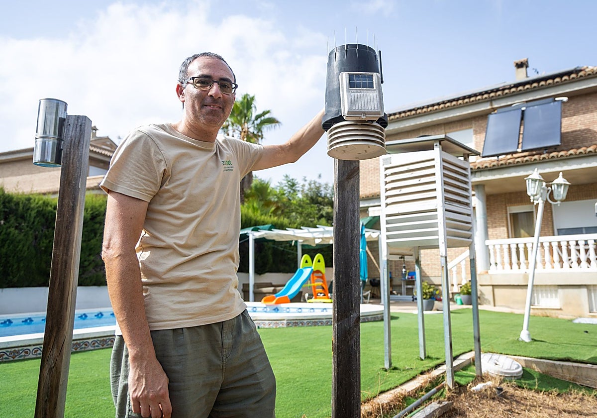 Daniel Millán, miembro fundador de Avamet, muestra su jardín meteorológico en su casa familiar de Montserrat.