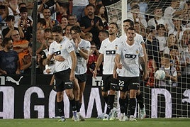 Los jugadores del Valencia celebran el tercer tanto del equipo.