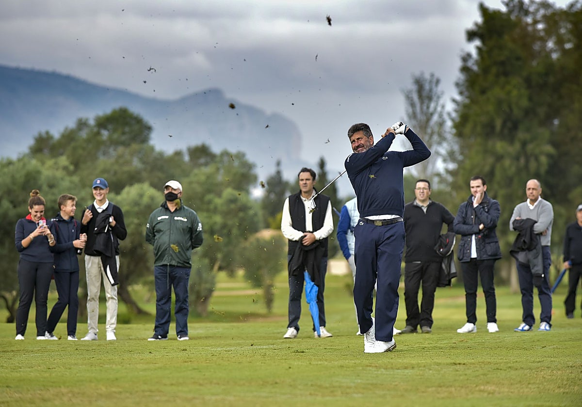 José María Olazábal practicando golf.