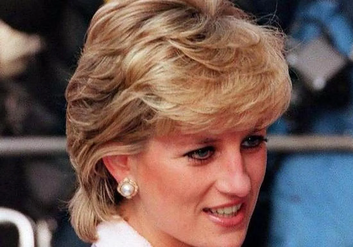 Abren la cápsula del tiempo que Lady Di enterró en 1991 y esto es lo que encuentran