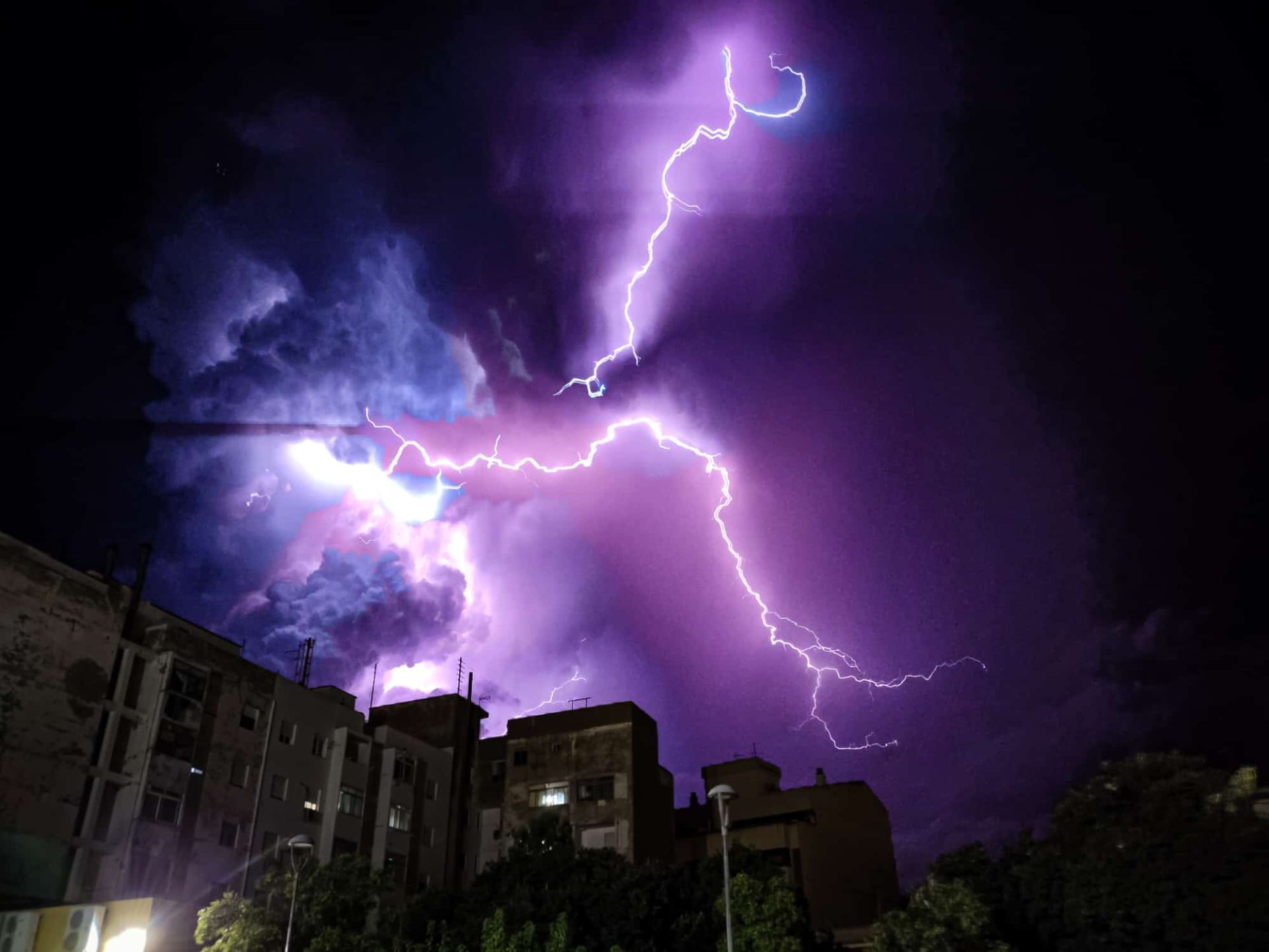 Espectaculares imágenes de la tormenta eléctrica en Valencia