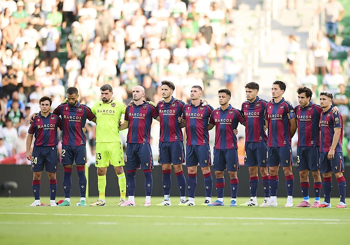 Minuto de silencio en el Martínez Valero.