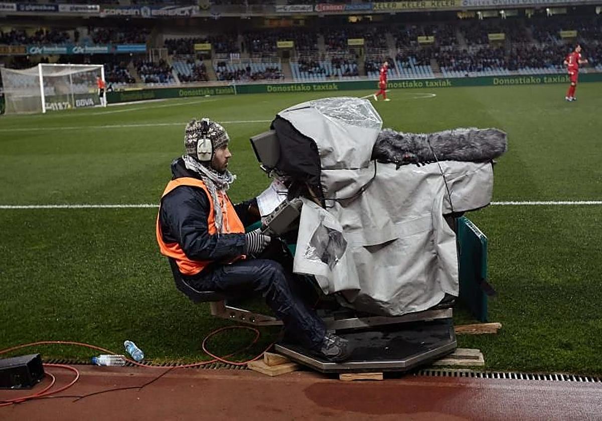 Un cámara en un partido de LaLiga.