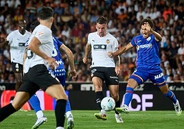 Santamaría pasándole el balón a Diego López.