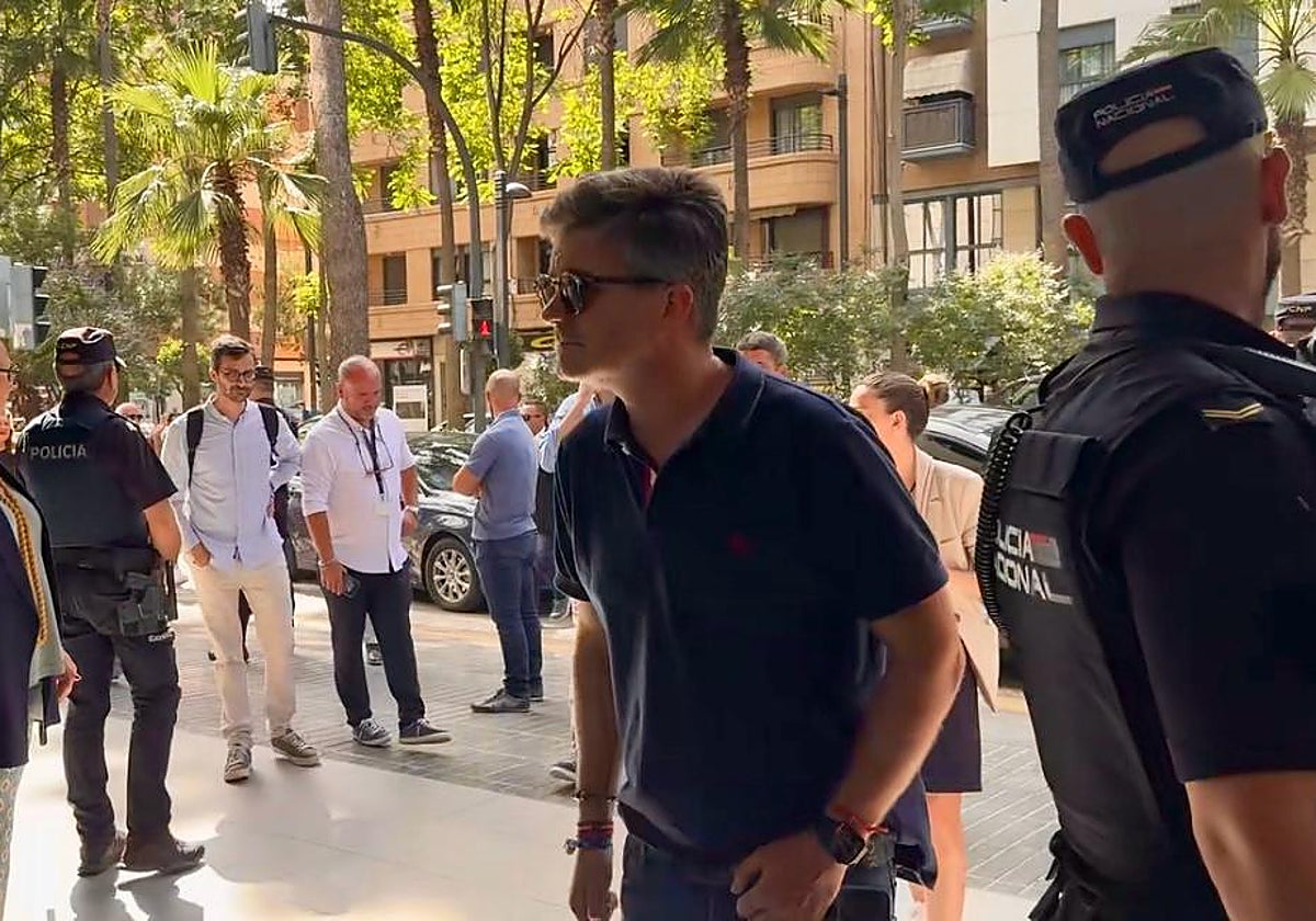 José González (en el centro de la imagen) junto a un policía en una imagen de archivo.