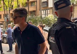 José González (en el centro de la imagen) junto a un policía en una imagen de archivo.