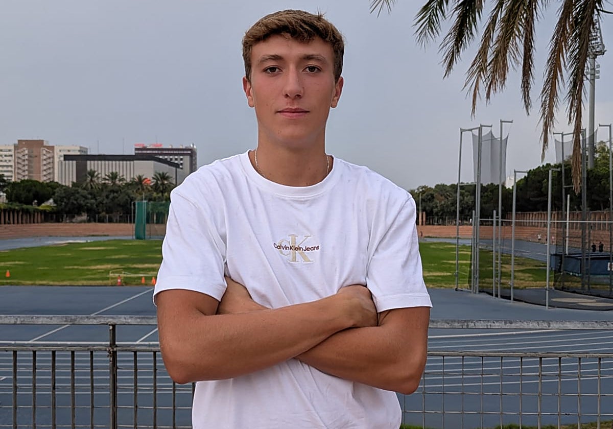 Rafa Mahiques posa una entrevista para Las Provincias.