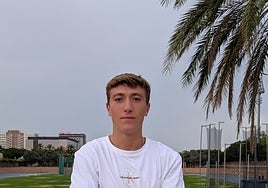 Rafa Mahiques posa una entrevista para Las Provincias.