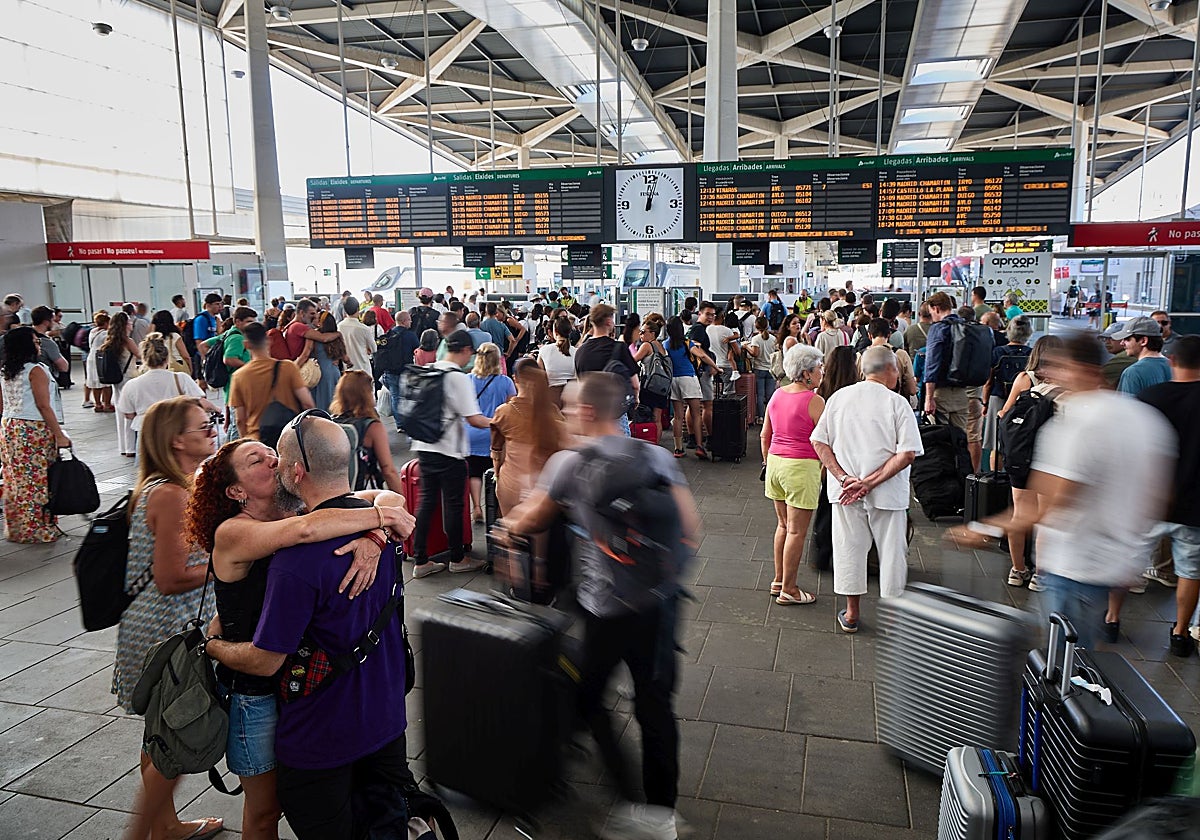 Hall de la estación Joaquín Sorolla, durante la mañana del domingo.