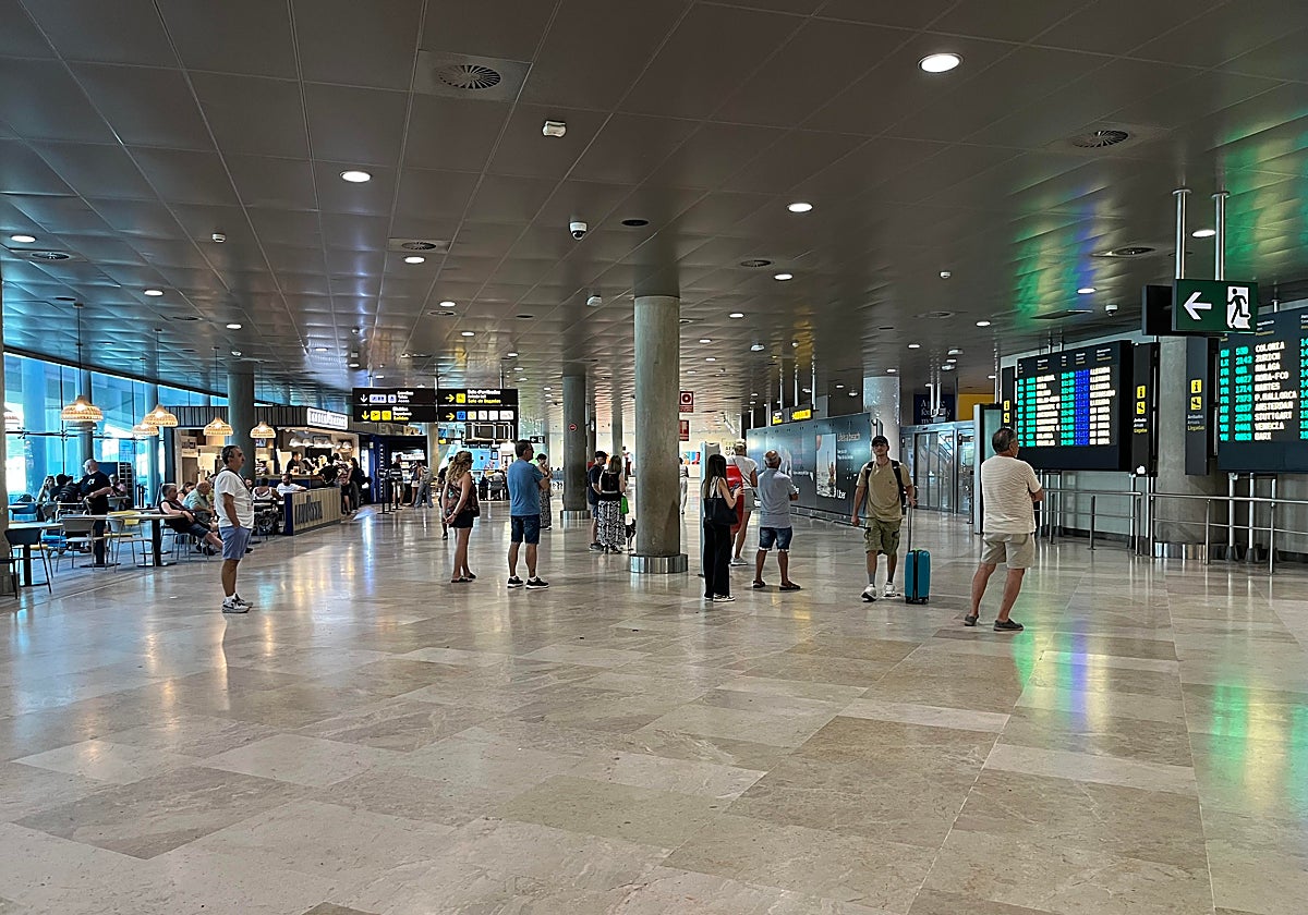Zona de Llegadas del aeropuerto de Manises, este domingo a las 13 horas.