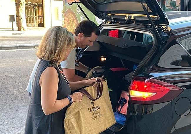 Los Durán cargan las maletas.