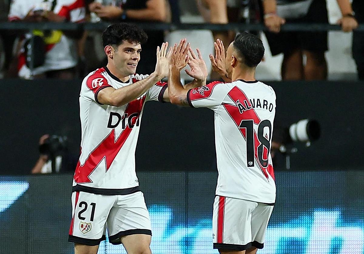 Fran Pérez celebra su gol con Álvaro García.