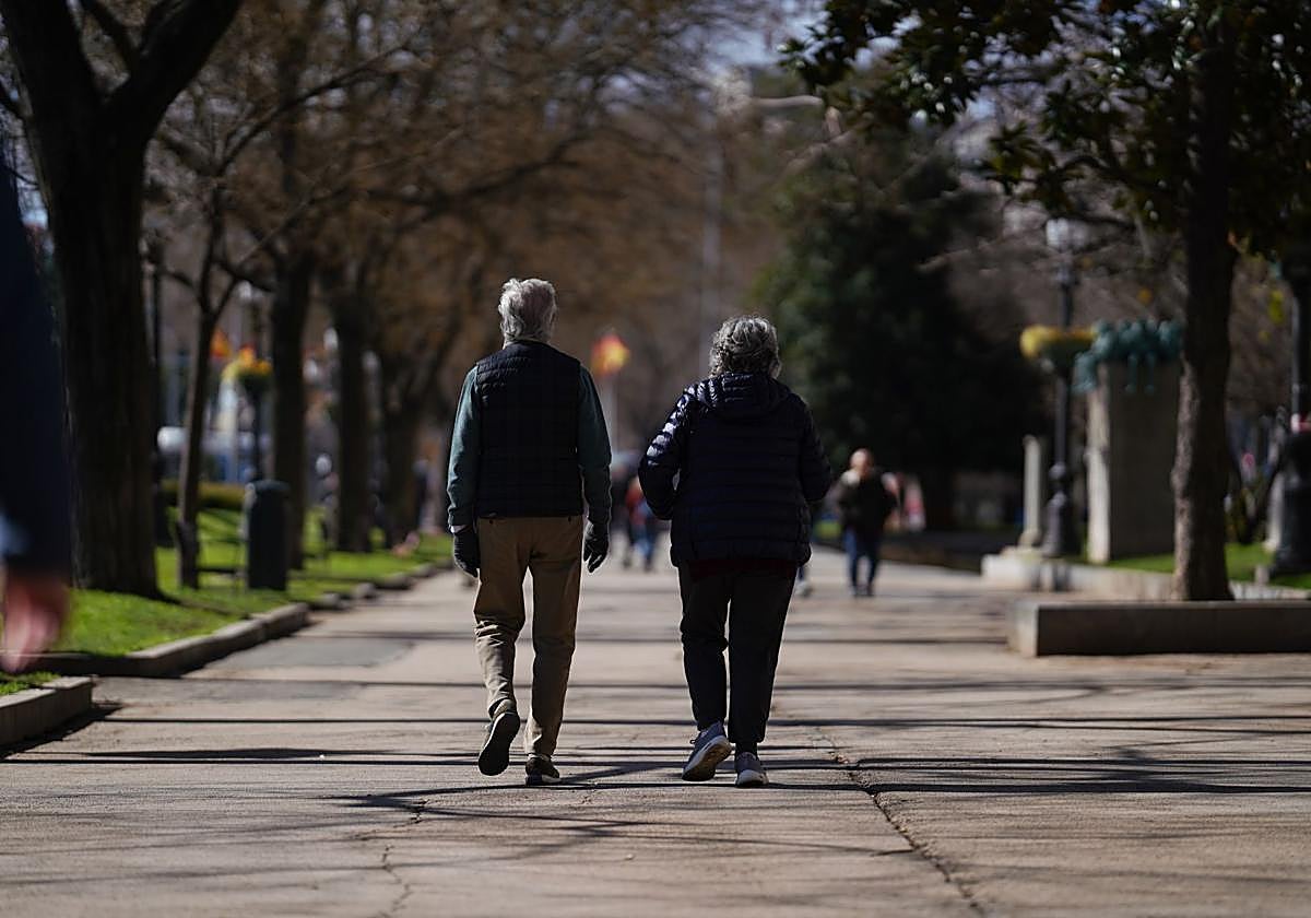Una pareja de jubilados paseando.