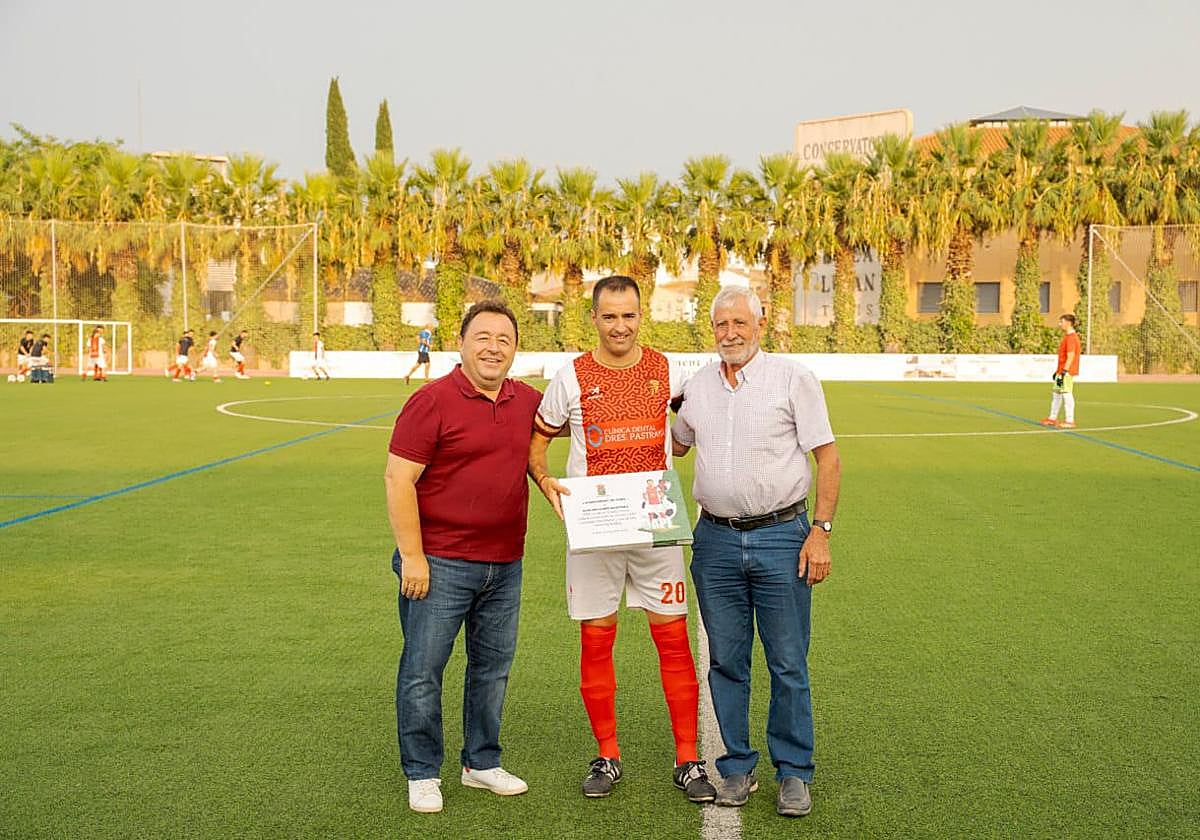Iván Navarro junto al alcalde Francisco Ricau y el edil de Turís, Ismael Corell.
