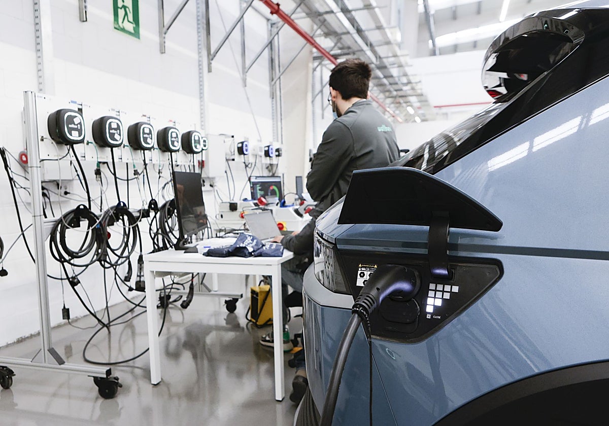 Operarios trabajan en la fabricación de cargadores para vehículos eléctricos.