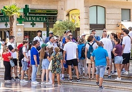 Excursión de turistas en el centro de Valencia.