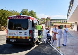 Un paciente llega al hospital Militar de Mislata.