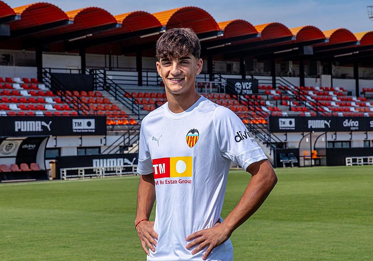 Víctor Fernández Jr, con la camiseta del Valencia.