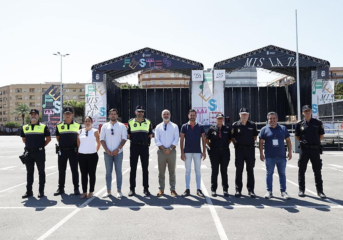 Autoridades y miembros del operativo posan en el recinto ferial de Mislata.