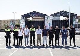 Autoridades y miembros del operativo posan en el recinto ferial de Mislata.