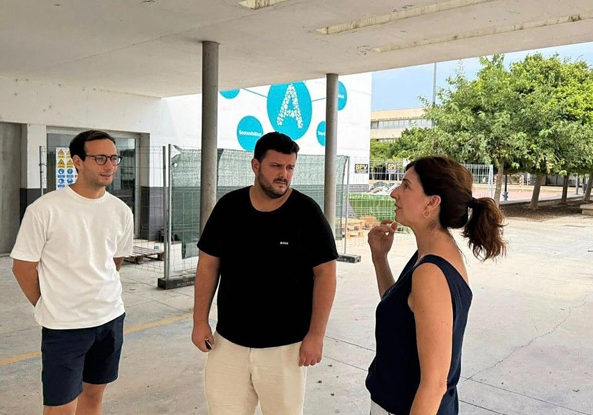 El alcalde Ferris (c), en una visita de obras al IES.