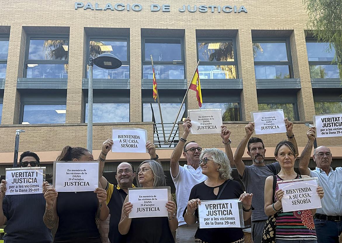 Asociación de víctimas frente al juzgado de Catarroja.