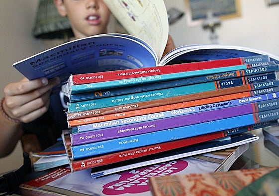 Preparativos de una familia valenciana para el inicio del curso escolar.