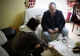 Un paciente es atendido en su domicilio en una imagen de archivo.