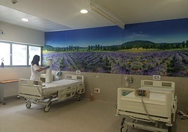 Una enfermera arregla una cama del hospital.