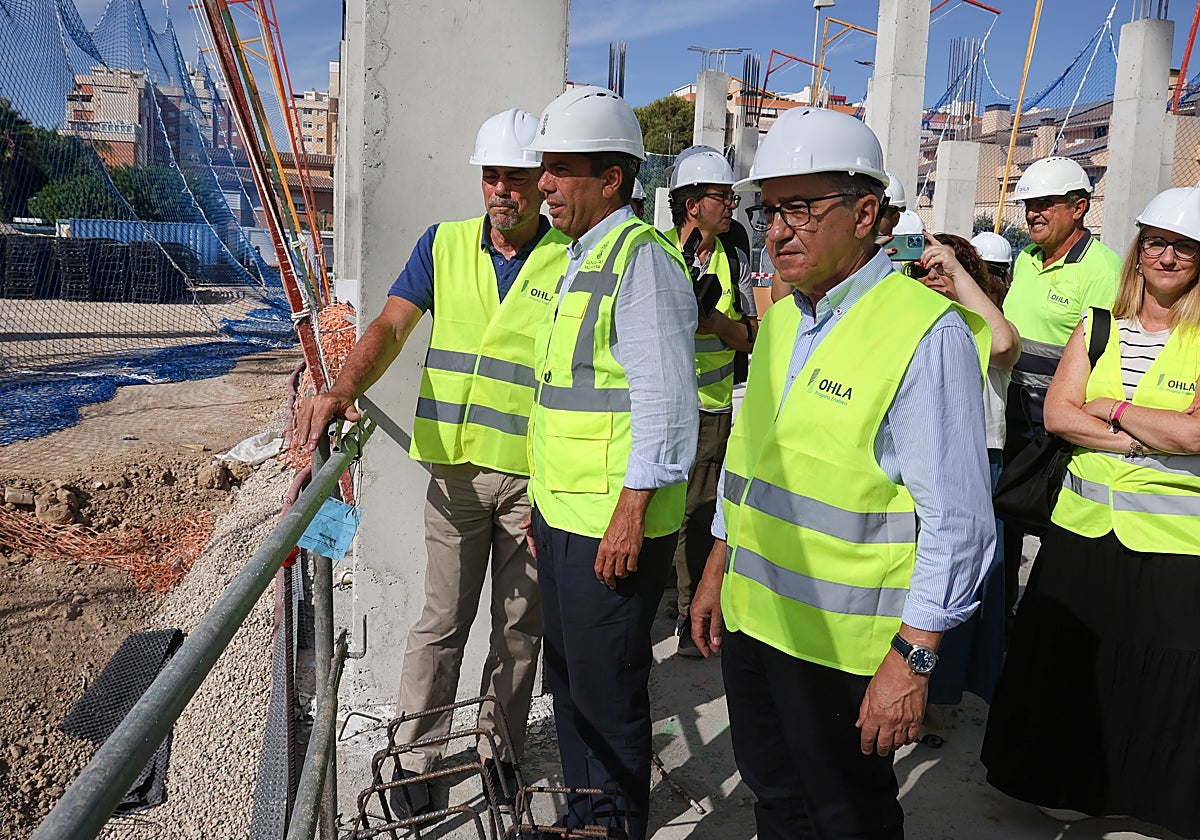 El president Mazón, entre el alcalde de Alicante Luis Barcala y el conseller Rovira, este lunes.