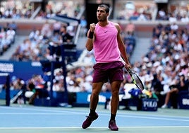 Alcaraz celebra un pùnto contra Rinderknech en los octavos de final del US Open.