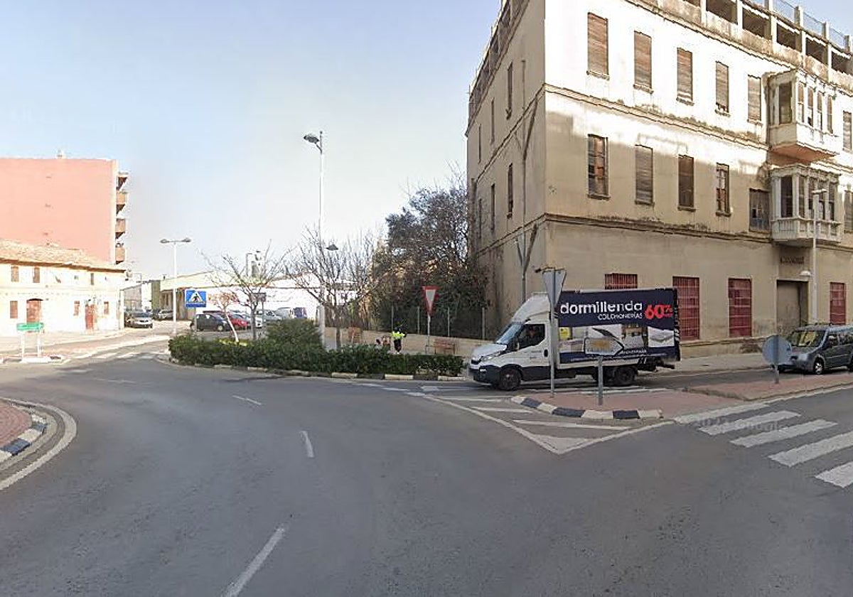 El herido fue localizado en esta rotonda de Paiporta tras dejar un reguero de sangre de 60 metros.