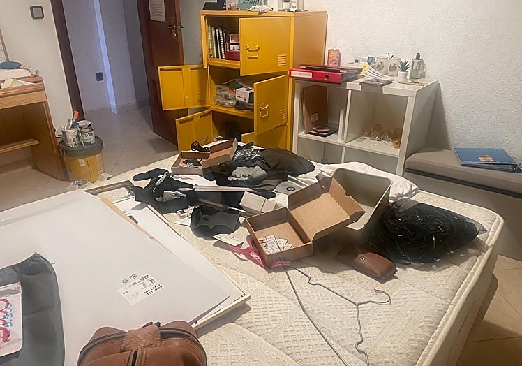 Los ladrones registraron toda la casa para localizar el dinero en metálico y otros objetos de valor.