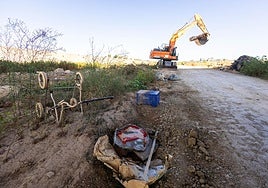 Una de las excavadoras empleadas en la limpieza del nuevo cauce, este lunes.