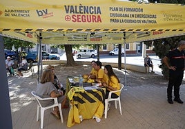 Vecinos de La Torre reciben información del plan de emergencias.
