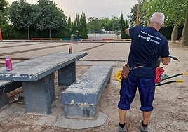 Un operario del Plan de Empleo trabaja en un jardín de Alaquàs.