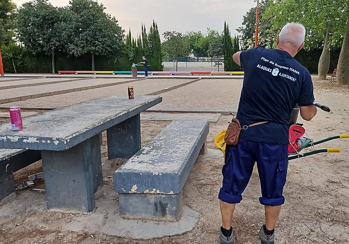 Un operario del Plan de Empleo trabaja en un jardín de Alaquàs.