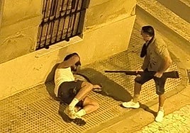 El presunto autor de los disparos con la escopeta todavía en las manos y su víctima en el suelo.