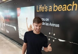 Lucas Beltrán, a su llegada al aeropuerto de Manises.