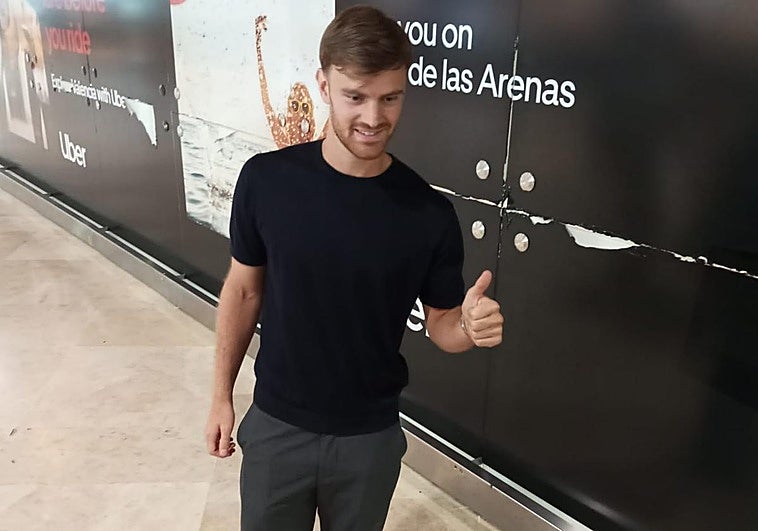 Lucas Beltrán, a su llegada al aeropuerto de Manises.