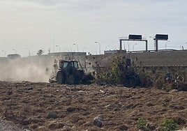 Visita de la alcaldesa de Valencia, María José Catalá, y el edil Carlos Mundina, a los trabajos de limpieza del cauce del Turia afectado por la dana.