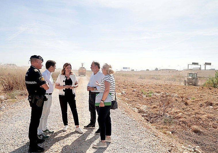 Visita de la alcaldesa de Valencia, María José Catalá, y el edil Carlos Mundina, a los trabajos de limpieza del cauce del Turia afectado por la dana.