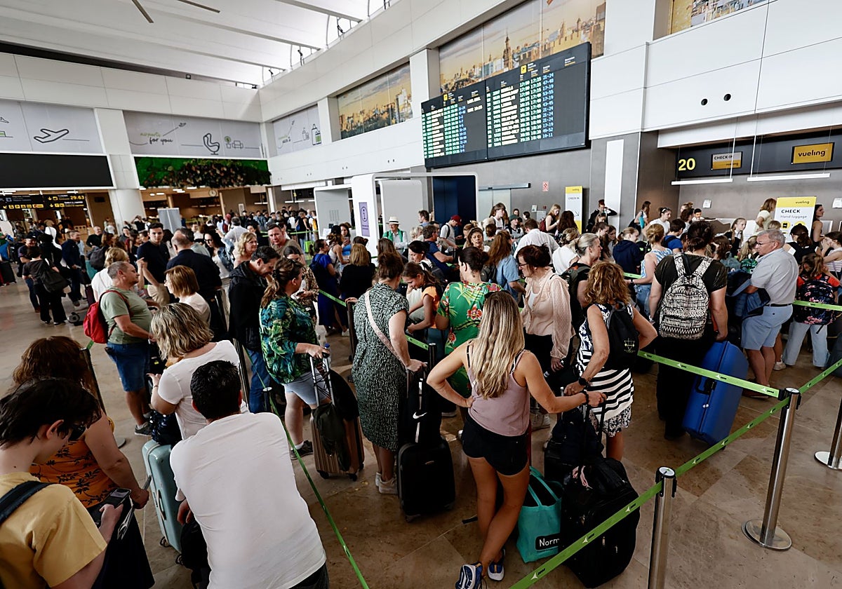 Viajeros hacen cola en el vestíbulo del aeropuerto de Manises.