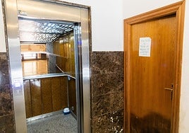 Uno de los ascensores que espera ser reparado.