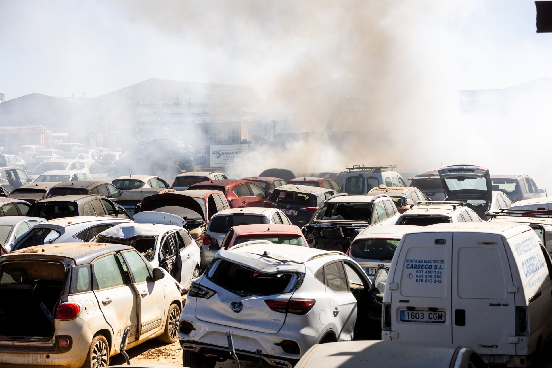Incendio en un desguace de Quart de Poblet